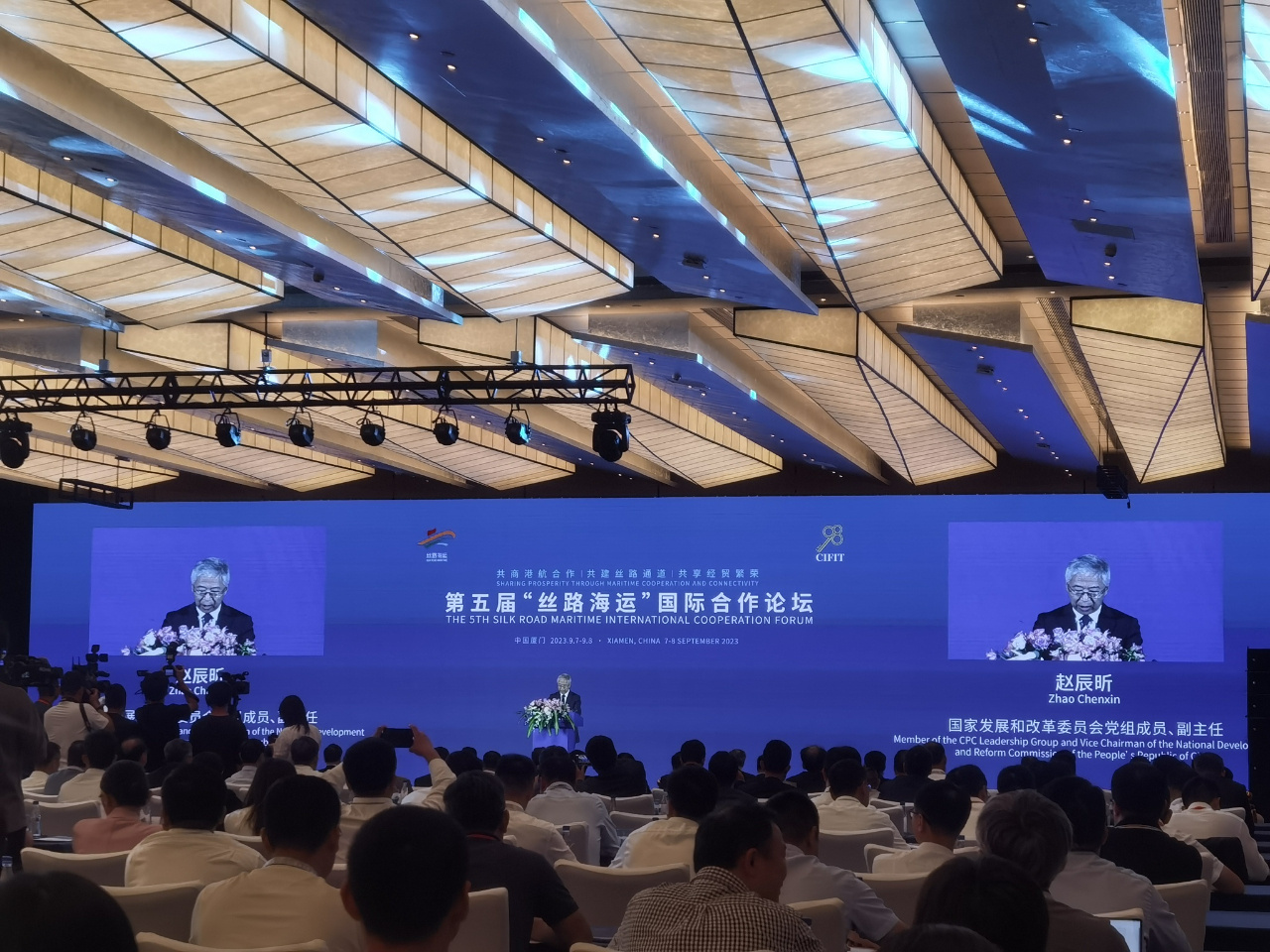 国家发改委副主任赵辰昕会见英国财政部国际金融总司长怀特